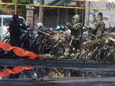 Взрывы в Индонезии устроила семья с детьми - В Мире