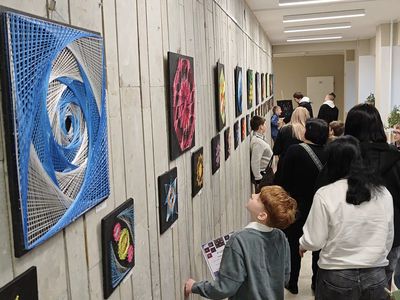 «Нито дизайн». В Висагинасе открылась выставка необычных картин (видео) - В Висагинасе