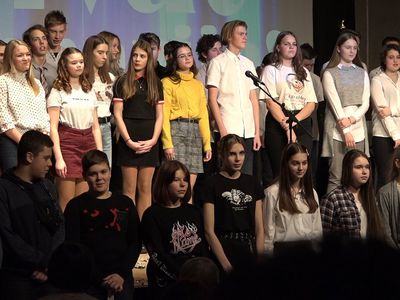 Праздник гимназии «Аtgimimo»: день рождения и посвящение в гимназисты (видео) - В Висагинасе