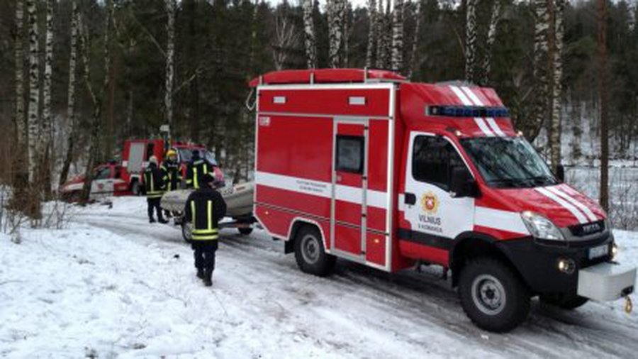 В Вильнюсе на озере Бальсис лед не выдержал троих рыбаков - Литва и страны Балтии