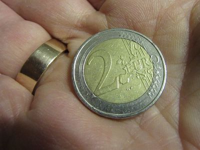 В следующем году на 2 евро возрастет базовый размер должностной зарплаты - Литва и страны Балтии