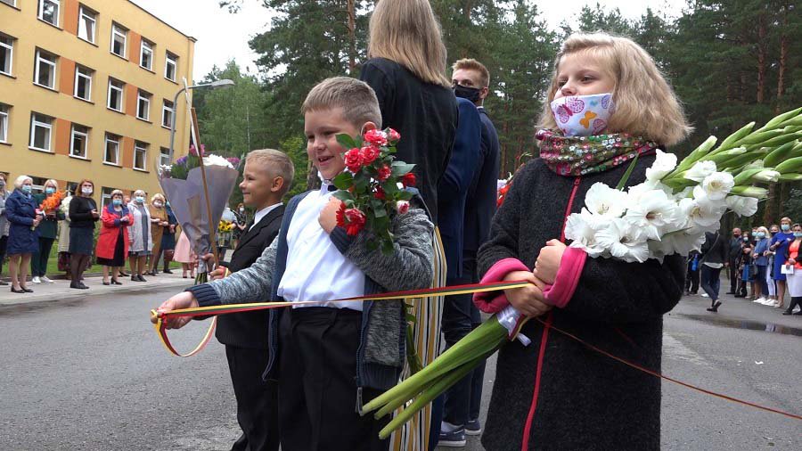 Во всех школах города состоялись первосентябрьские линейки (видео) - В Висагинасе