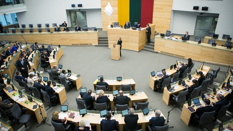 Бюджет на 2018 год: сколько "на руки" получат пенсионер, учитель и президент - Литва и страны Балтии