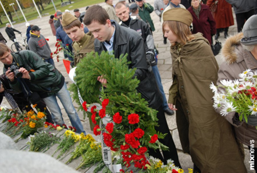 Эксперты: Невозможно наказывать школьников, приходящих 9 мая к Памятнику освободителям в Риге - Литва и страны Балтии