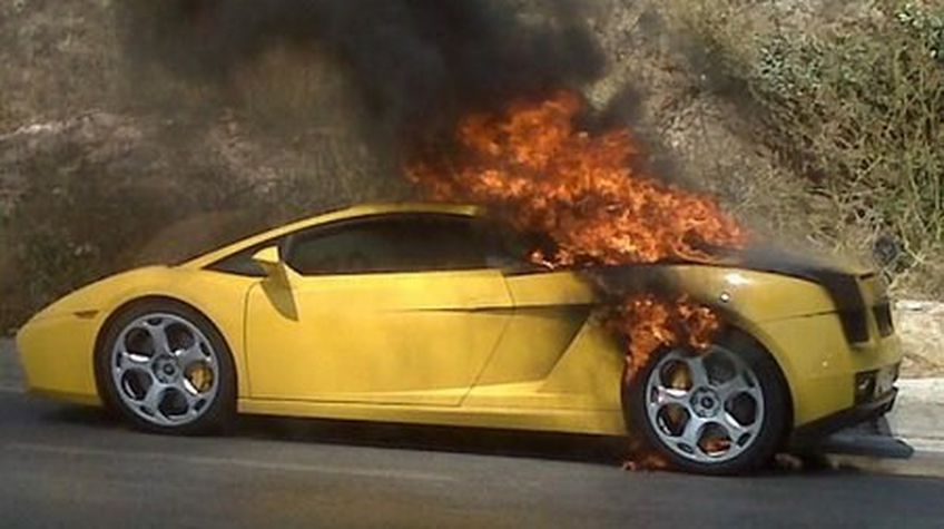 Суперкар Lamborghini Gallardo сгорел в Афинах