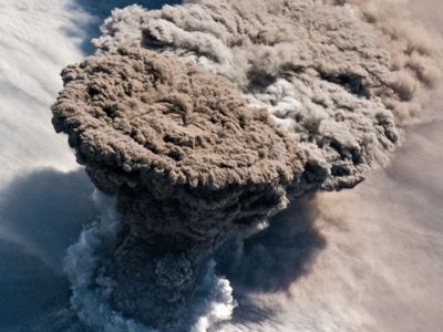 Извержение вулкана Райкоке уничтожило всю флору и фауну на острове Курильской гряды - В Мире