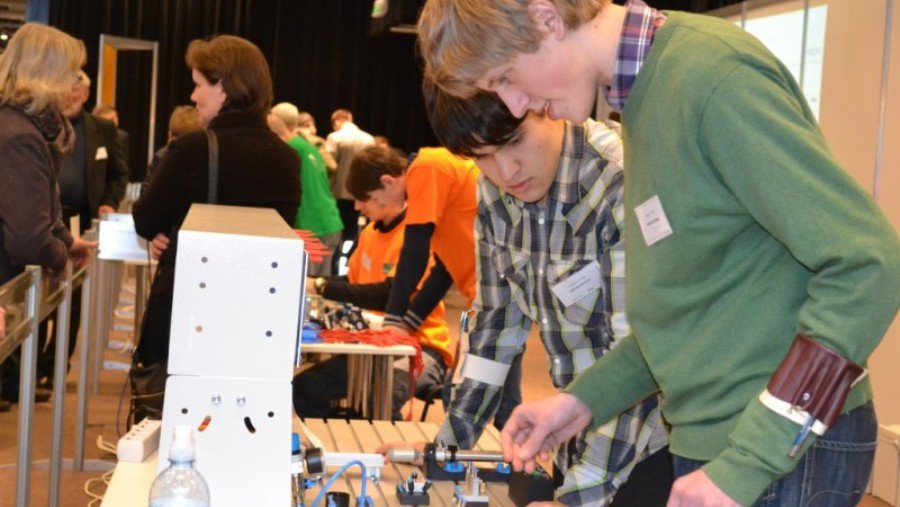 Nacionalinėse mechatronikos varžybose pergalę iškovojo visaginiečiai - Visagine