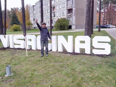 Кто буквы подарил? Название «VISAGINAS» украсило аллею Висагино - В Висагинасе