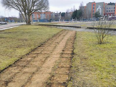 Плитки сняли, а школьники ходят тем же путем – но уже по песку и газону - В Висагинасе