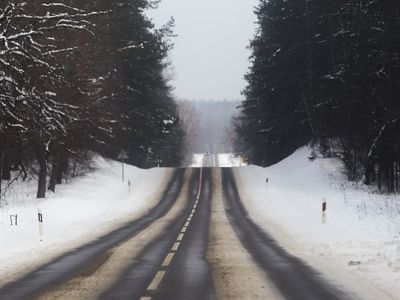 Kelininkai įspėja dėl slidžių rajoninių kelių, naktį eismo sąlygas sunkins šlapdriba, plikledis ir rūkas - Lietuva ir Baltijos šalys