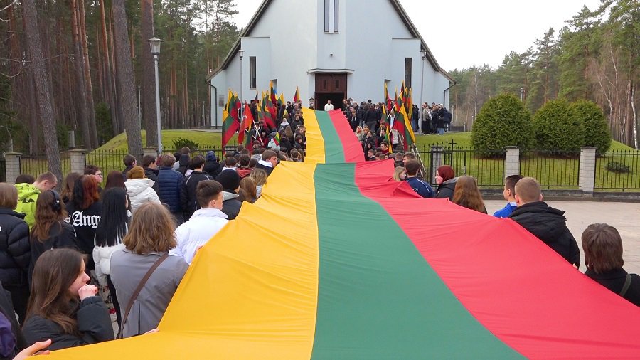 30-метровый флаг Литвы был пронесен по улицам Висагинаса и освящен в костеле (видео) - В Висагинасе