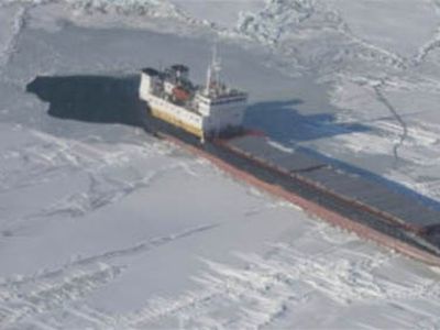 В скованном льдами Азовском море суда терпят массовое бедствие - В Мире
