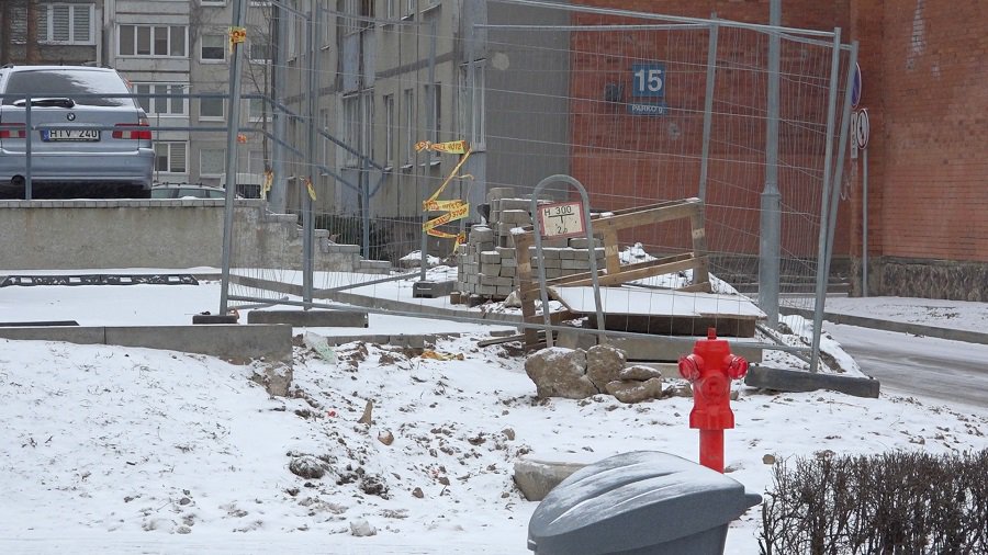 На магистрали питьевой воды в 1-м микрорайоне произошел прорыв трубы - В Висагинасе