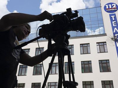 Телеканал "112 Украина" пояснил, что отменил показ фильма Стоуна из-за угроз радикалов - В Мире