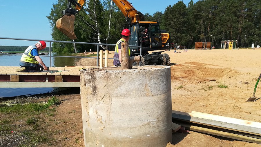 С наступлением жары водную горку стали ремонтировать. Что с ней не так? (видео) - В Висагинасе