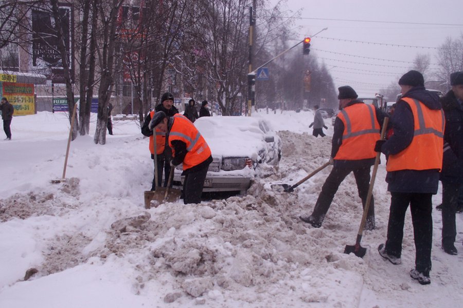 В Риге заставят убирать снег нарушителей правил парковки - Литва и страны Балтии