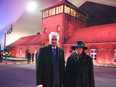 Президент с супругой почтили память жертв Холокоста в Польше - В Мире