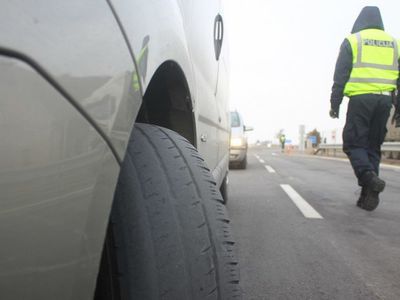 Проверили сотни автомобилей: резина хорошая, но разряженные аккумуляторы - Литва и страны Балтии
