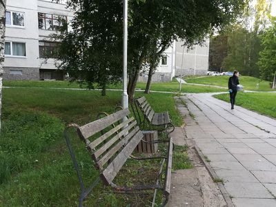 О состоянии скамеек на ул. Висагино и Космосо (фотогалерея) - В Висагинасе