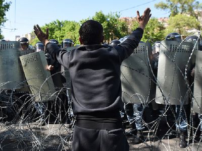 В Армении лидер митингующих заявил, что начинает "бархатную революцию" - В Мире