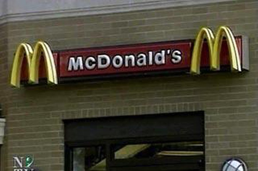 Американка разгромила McDonald`s, когда там отказались взять обратно неаппетитный гамбургер - Хобби, отдых и развлечения