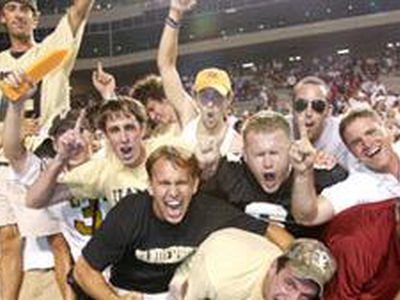 Футболистов испанского клуба закидали яйцами - Культурные и спортивные мероприятия