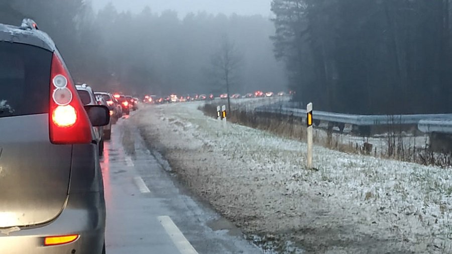 Пробок на дороге ИАЭС-Висагинас по всей видимости избежать не удастся. Расположение постов меняться не будет (видео) - В Висагинасе