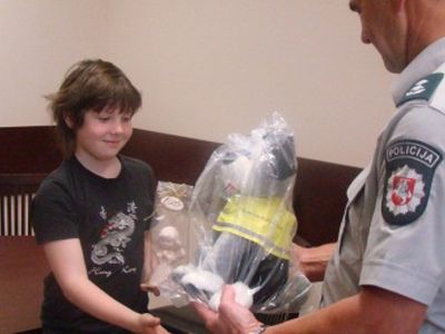 Šiaulių apskrities policija apdovanojo devynmetį drąsuolį - Įvykiai ir kriminalas