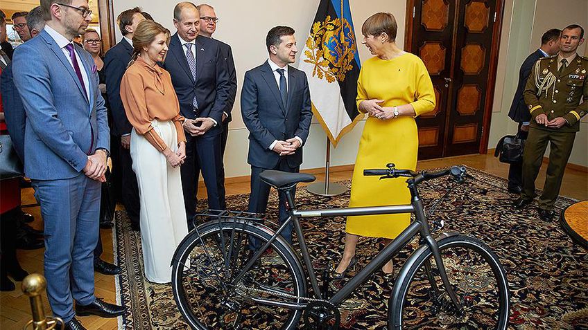 Президент Эстонии подарила Зеленскому именной велосипед