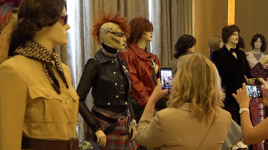 Александр Васильев представил в Висагинасе свою выставку: «Фиеста цвета. Мода 70-х» (видео) - В Висагинасе