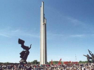 Министр обороны Латвии: Памятник советским солдатам заслуживает сноса - Литва и страны Балтии