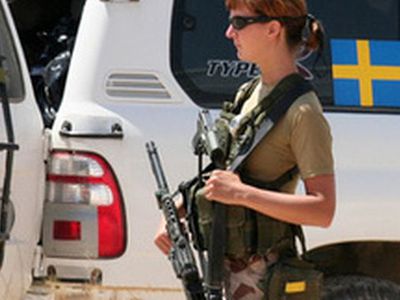 Элитных шведских спецназовцев отстранили за обнаженную фотосессию со служебным оружием - Хобби, отдых и развлечения