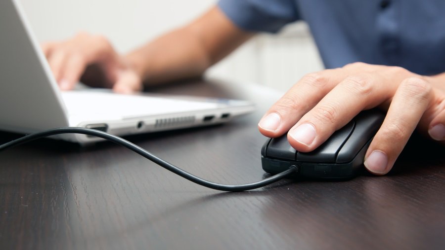 Больше, чем курение, работодаталей нервирует "сидение" работников в интернете - Литва и страны Балтии