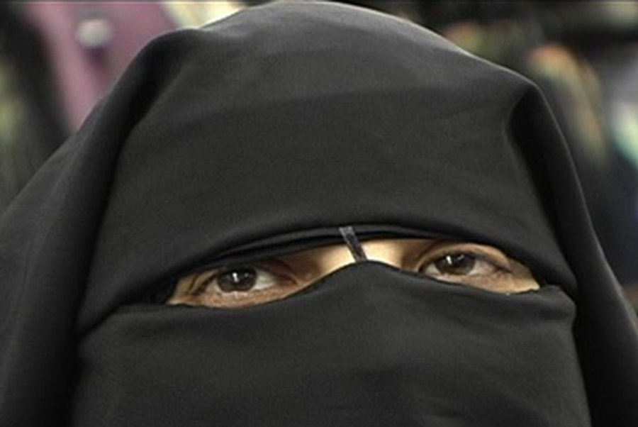 Ношение паранджи во Франции обойдется в 185 долларов - В Мире