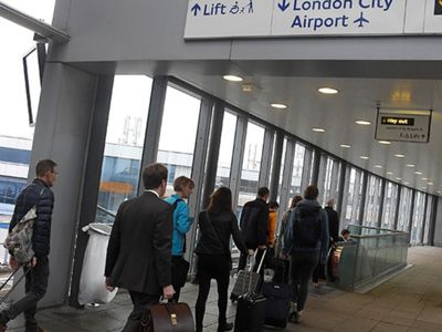 Аэропорт Лондона был закрыт из-за найденной в Темзе бомбы - В Мире