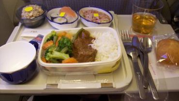 Почему еда в самолете кажется безвкусной 
