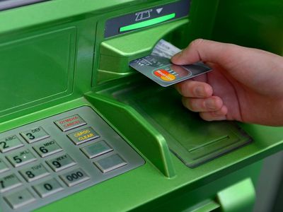 Напоминание: деньги нельзя будет перевести в течение 4 дней - Литва и страны Балтии