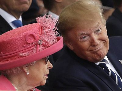 Times: королева Великобритании пожаловалась на то, что вертолет Трампа испортил ей газон - В Мире