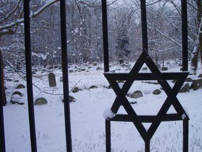 Rygoje išniekintos žydų kapines - Pasaulyje