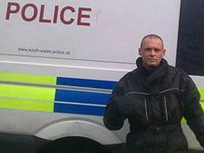 Британский вор прислал в газету свое фото на фоне полицейской машины - Хобби, отдых и развлечения