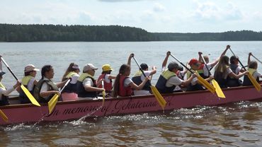 Впервые в "Гонках на лодках-драконах" приняли участие и детские команды (видео)