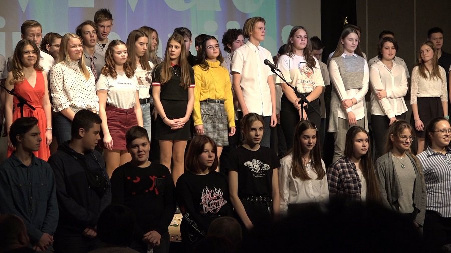 Праздник гимназии «Аtgimimo»: день рождения и посвящение в гимназисты (видео) - В Висагинасе