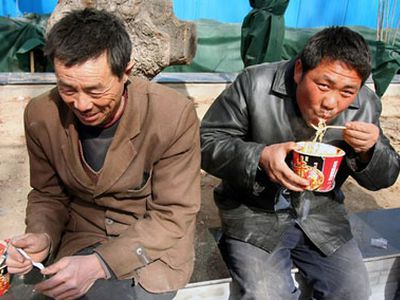 Простые китайцы требуют \"не спасать Европу\" - В Мире