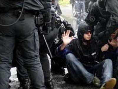 В Берлине первомайские демонстранты покалечили 30 полицейских - В Мире