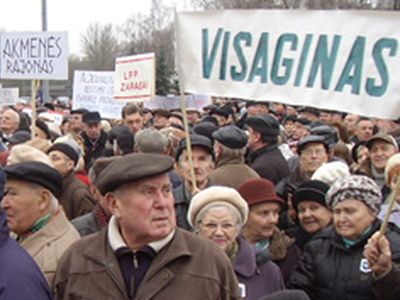 Висагинские пенсионеры тоже участвовали в митинге протеста - В Висагинасе