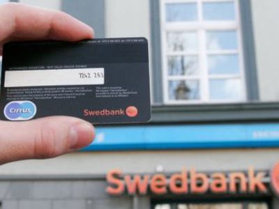 Swedbank повышает расценки за операции с наличными - Литва и страны Балтии