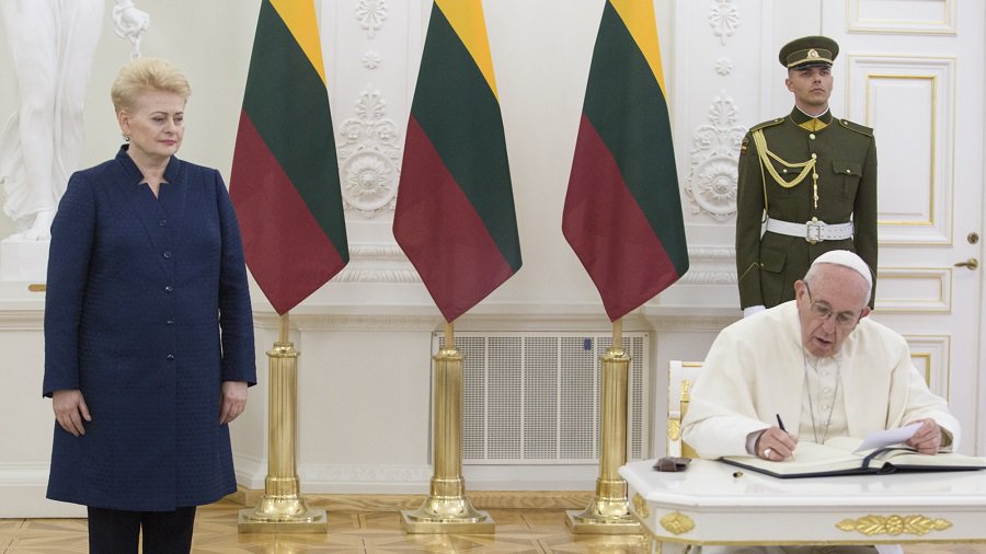 Popiežius pasirašė Lietuvos prezidentūros svečių knygoje - Lietuva ir Baltijos šalys