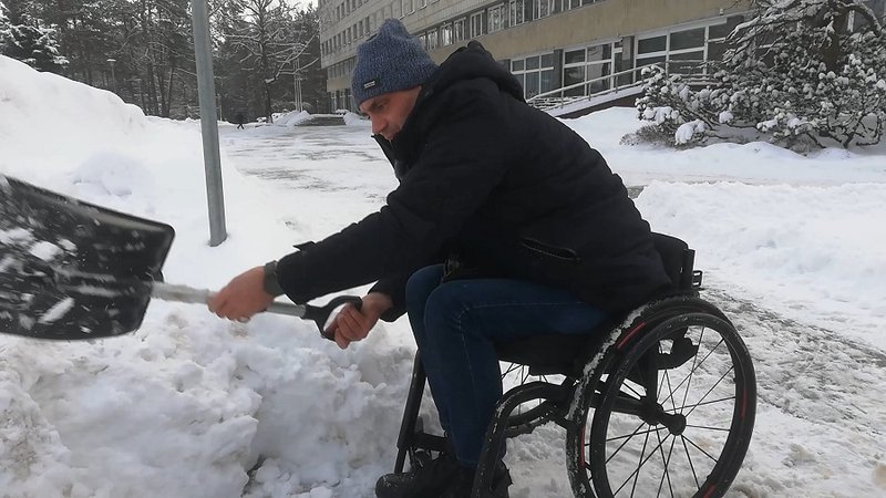 Людям на колясках пришлось самим расчищать парковку возле самоуправления (видео) - В Висагинасе