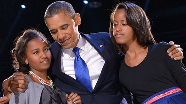 Обама с женой научат дочерей жить на минимальную зарплату