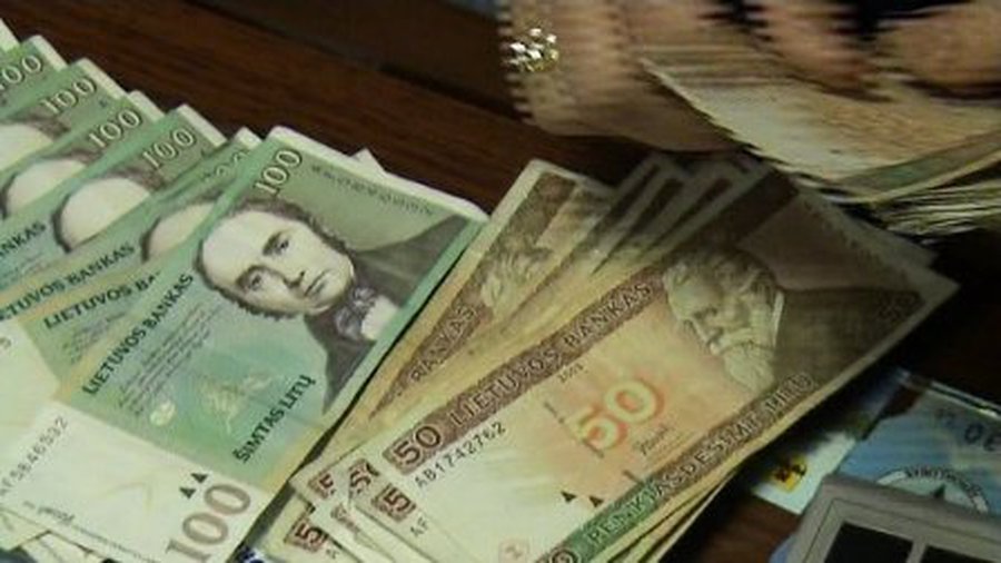 Экономисты: большая часть вносимых через банкомат денег — из «конвертов» - Литва и страны Балтии